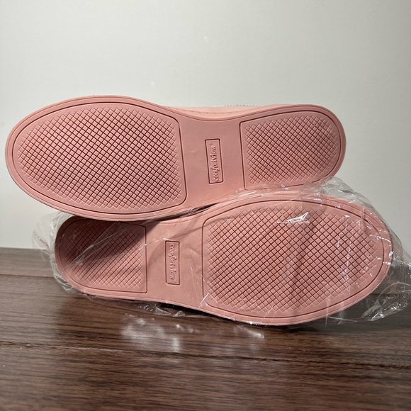 NWT Pale Blush Floral Sneaker 9W NEW IN BOX!! - Picture 2 of 4